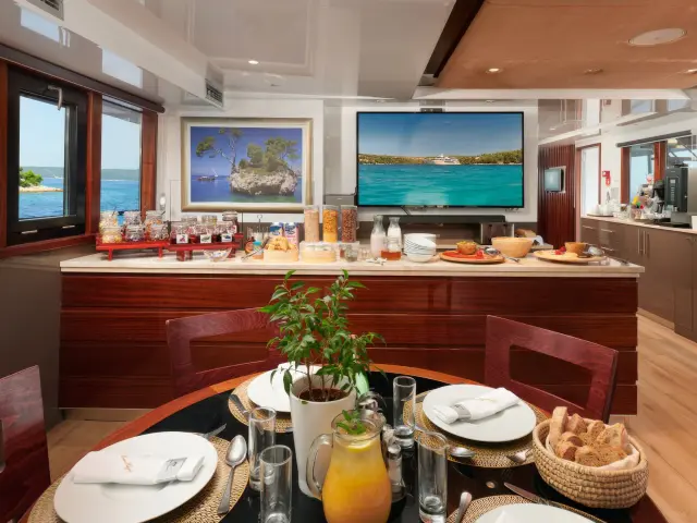 Yacht Queen Eleganza saloon