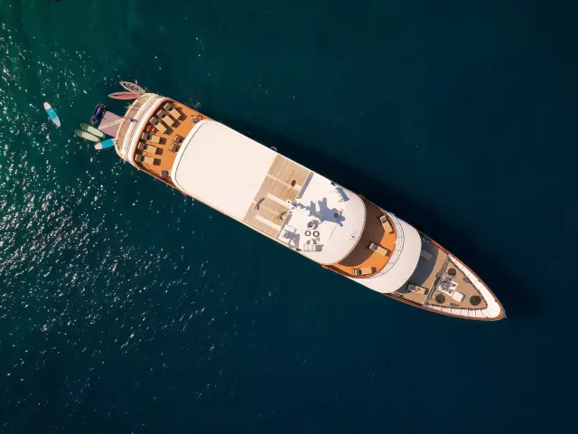 Yacht Queen Eleganza top-down view