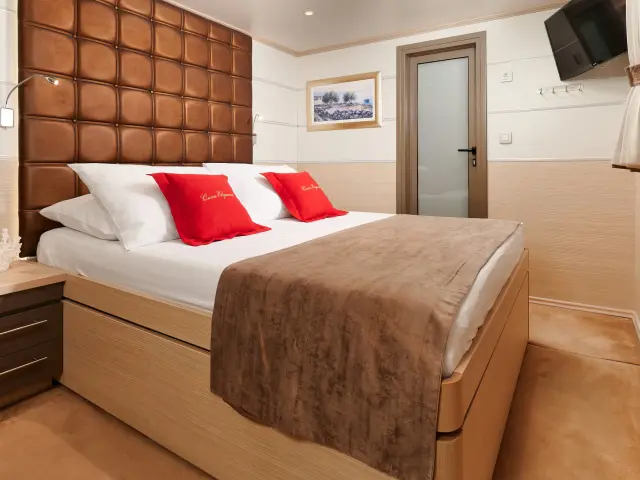 Yacht Queen Eleganza cabin