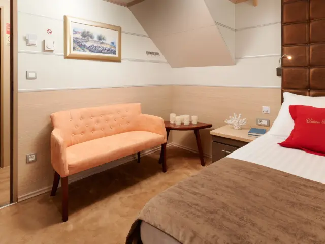 Yacht Queen Eleganza cabin