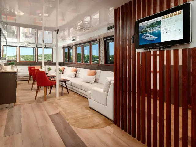 Yacht Queen Eleganza saloon