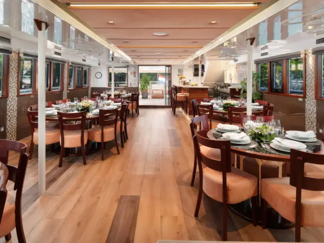 Yacht Queen Eleganza saloon