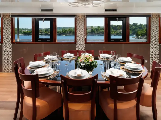 Yacht Queen Eleganza saloon