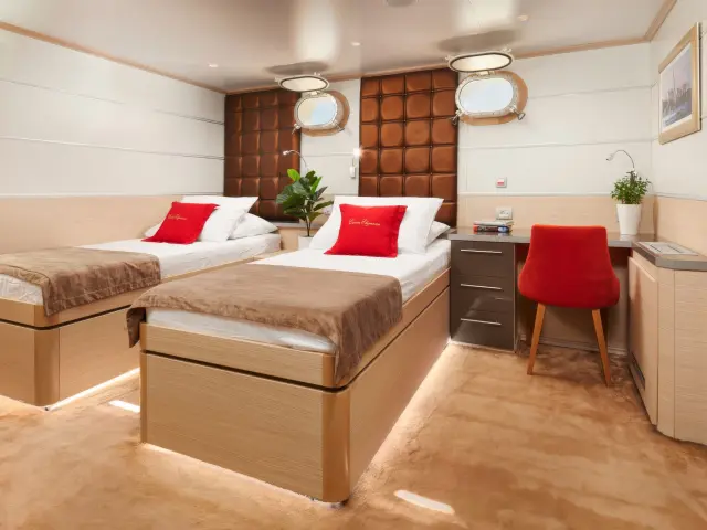 Yacht Queen Eleganza cabin