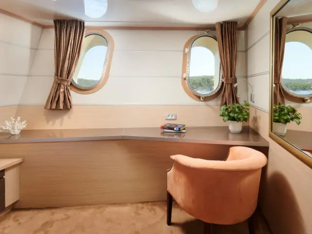 Yacht Queen Eleganza cabin