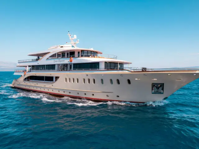 Yacht Queen Eleganza side view