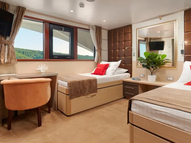 Yacht Queen Eleganza cabin