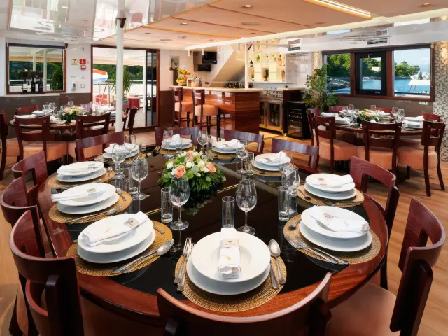 Yacht Queen Eleganza saloon