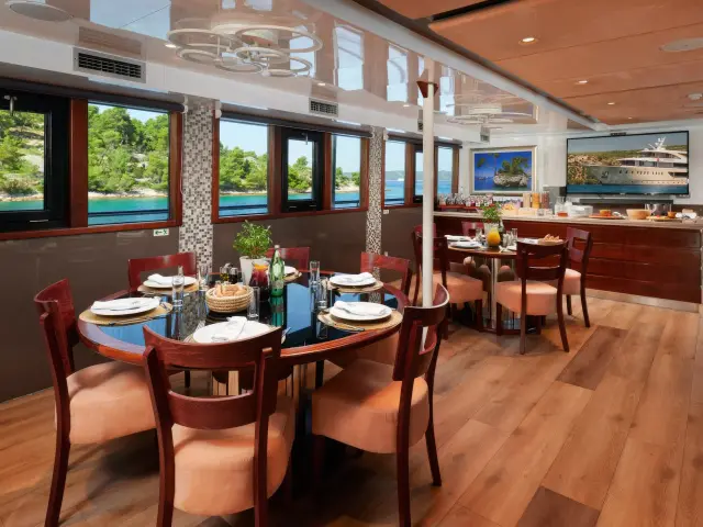 Yacht Queen Eleganza saloon