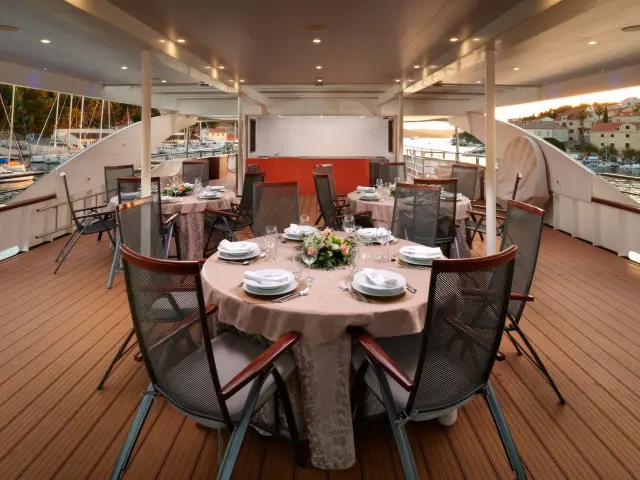 Yacht Queen Eleganza saloon