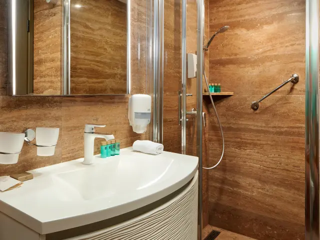 Yacht Queen Eleganza cabin bathroom