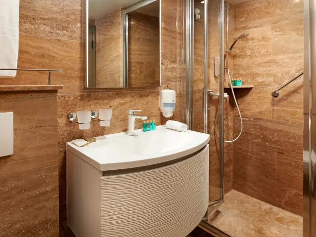 Yacht Queen Eleganza cabin bathroom