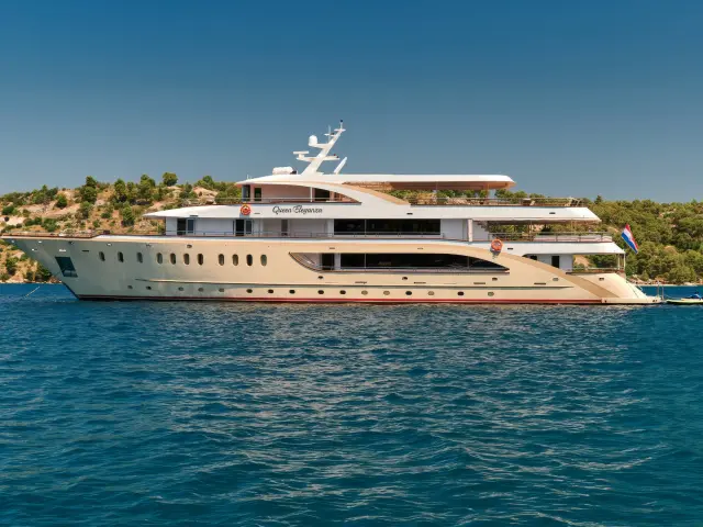 Yacht Queen Eleganza side view