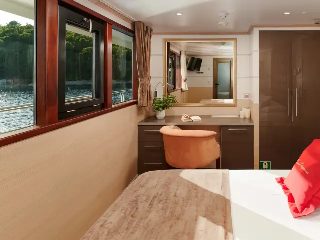 Yacht Queen Eleganza saloon