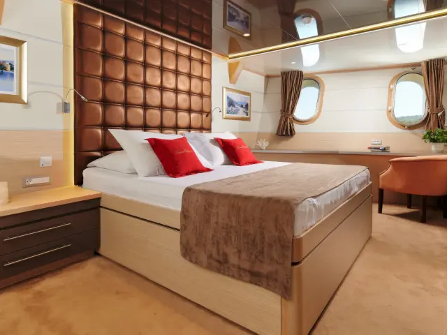 Yacht Queen Eleganza cabin