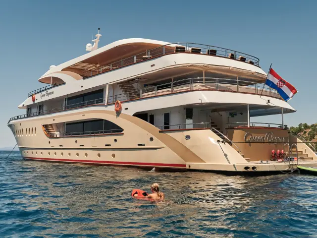 Yacht Queen Eleganza side view