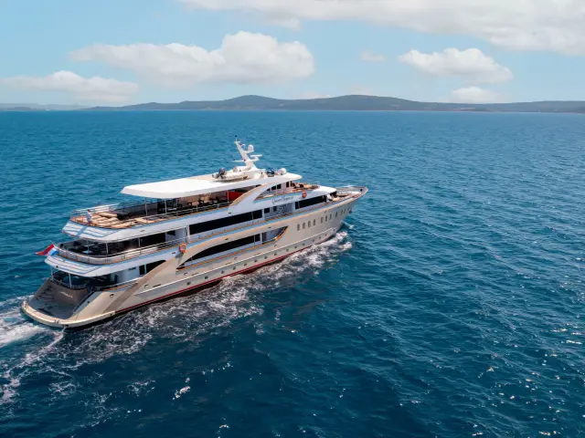 Yacht Queen Eleganza side view