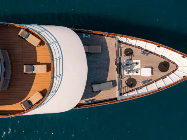 Yacht Queen Eleganza top-down view