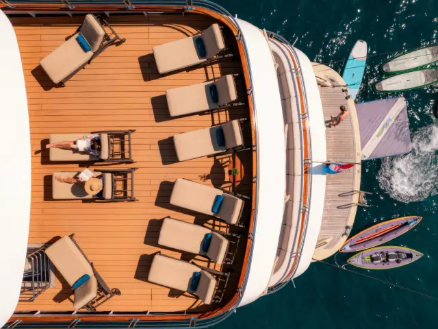 Yacht Queen Eleganza top-down view