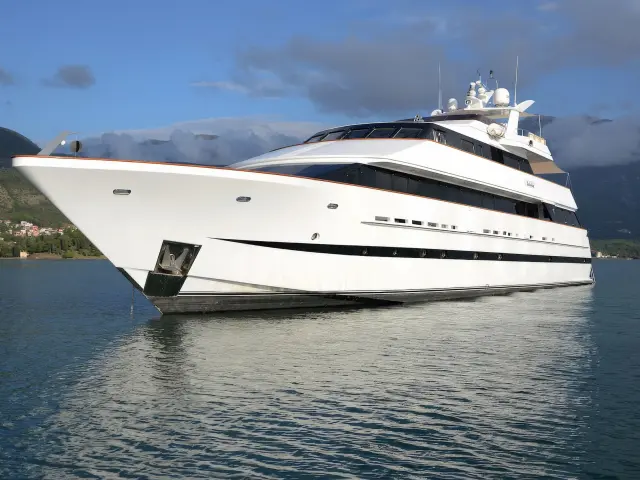 Yacht Ladyship side view