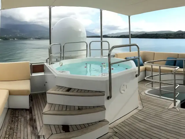 Yacht Ladyship flybridge