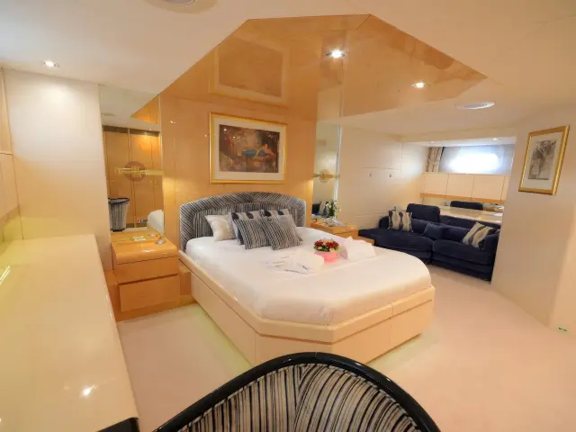 Yacht Ladyship cabin