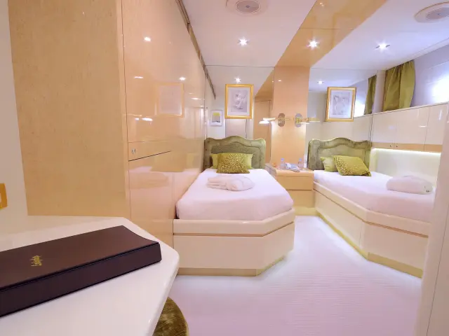 Yacht Ladyship cabin