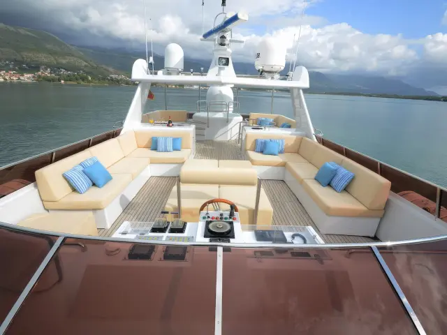 Yacht Ladyship flybridge