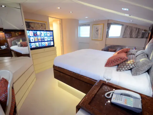 Yacht Ladyship cabin