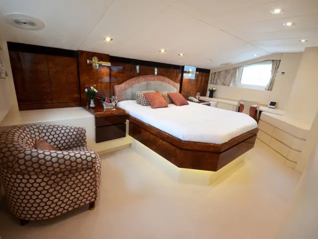 Yacht Ladyship cabin