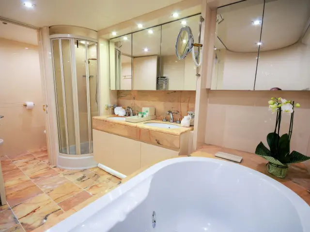 Yacht Ladyship cabin bathroom