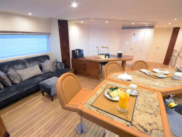 Yacht Ladyship saloon