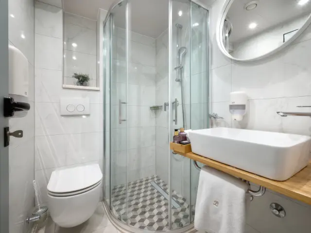 Yacht Belezza cabin bathroom
