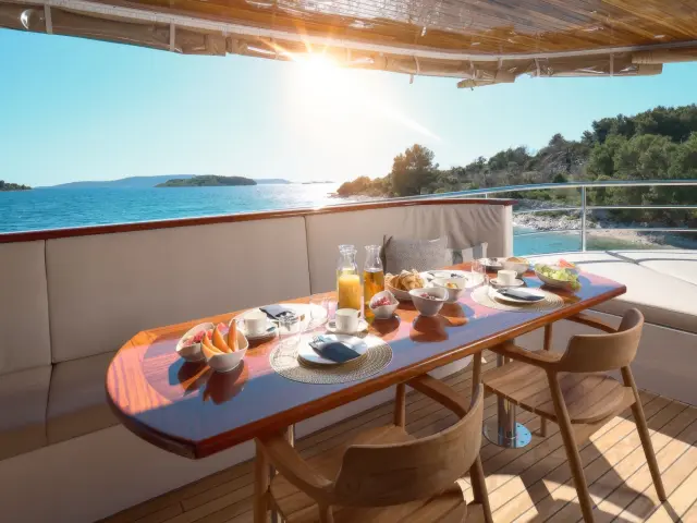 Yacht Belezza flybridge