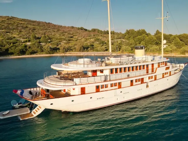 Yacht Belezza side view