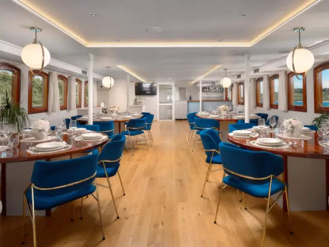 Yacht Belezza saloon