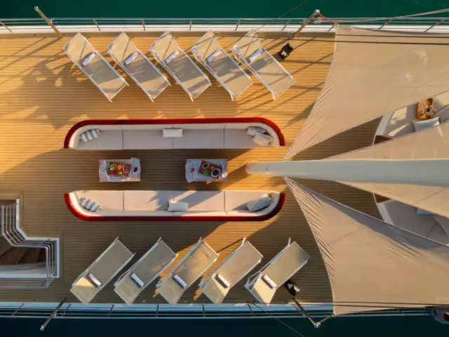 Yacht Belezza top-down view