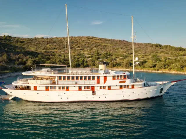 Yacht Belezza side view