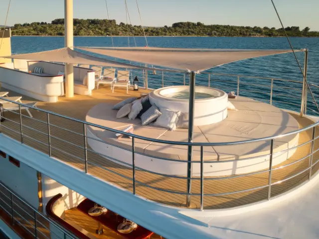 Yacht Belezza flybridge