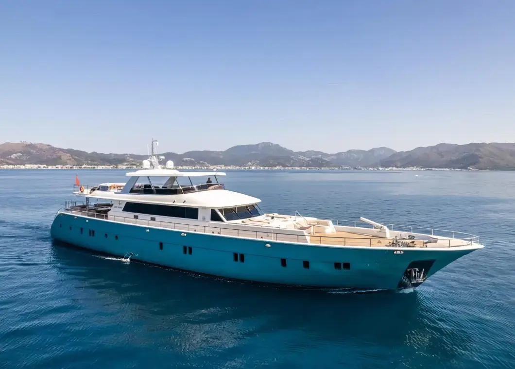 Yacht Deep Water side view