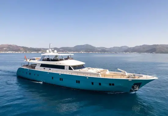 Yacht Deep Water side view