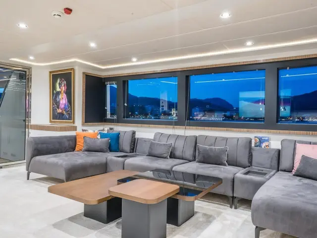 Yacht Deep Water saloon