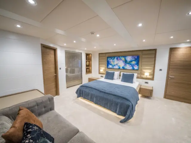 Yacht Deep Water cabin