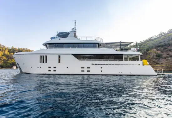 Yacht Zeemar side view