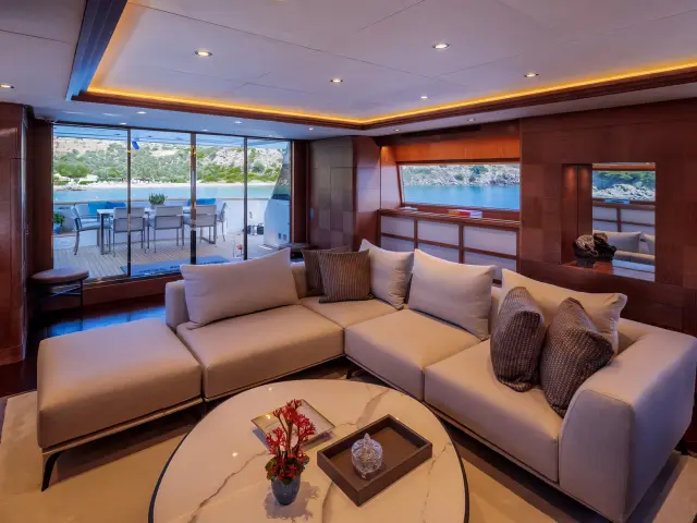 Yacht Shooting Star saloon