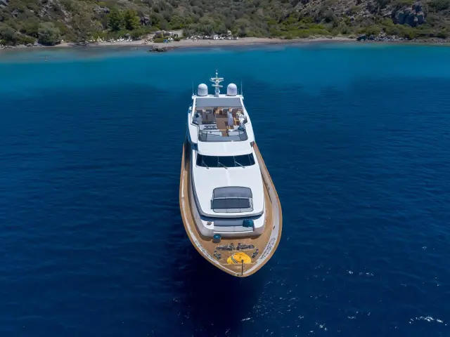 Yacht Shooting Star front