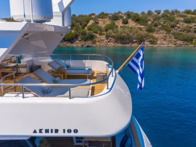 Yacht Shooting Star photo