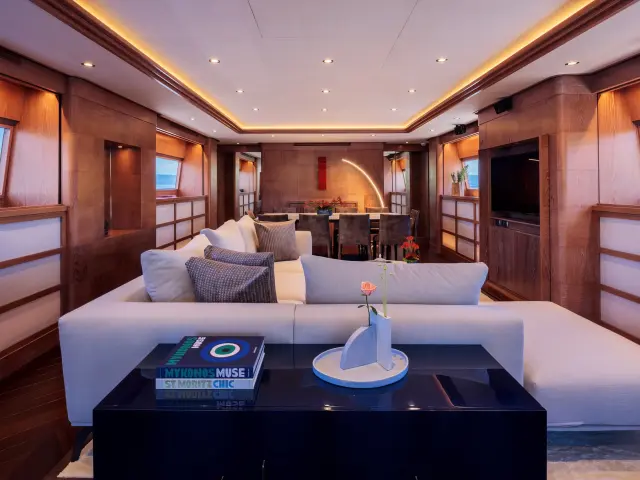 Yacht Shooting Star saloon