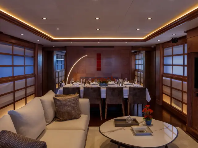 Yacht Shooting Star saloon