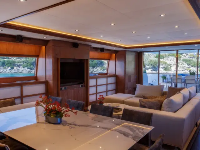 Yacht Shooting Star saloon